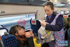 　在中国铁路南昌局集团有限公司南昌客运段的一趟列车上，乘务员把马涛送来的外卖准确及时交到旅客手中（1月19日摄）。