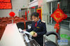 　1月18日，王娟娟在检票口清点医药箱中的药品。