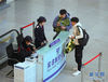 　1月19日，王娟娟（左二）为旅客进行实名制登记。