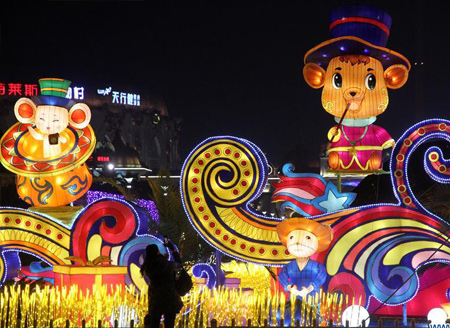 Tourists enjoy lantern show in Jiangsu