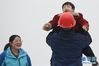 1月21日，在位于安徽滁州的中铁四局滁宁城际铁路一期工程项目部驻地，蒋皓抱起儿子蒋奉哲，妻子柯菁兰（左一）在一旁看着父子俩。新华社记者 张端 摄