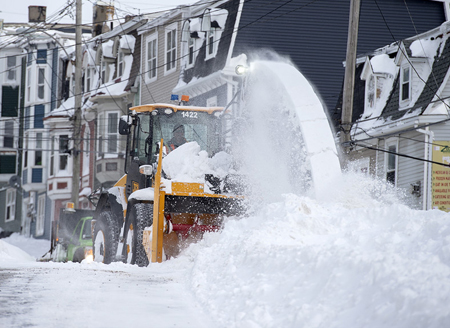 加拿大纽芬兰岛遇暴风雪 汽车被“雪藏”