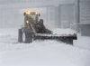 当地时间2020年1月19日，加拿大纽芬兰与拉布拉多省圣约翰市，当地遭遇暴风雪后，居民区道路被积雪围堵，民众自发铲雪清路。