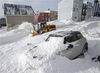 当地时间2020年1月19日，加拿大纽芬兰与拉布拉多省圣约翰市，当地遭遇暴风雪后，居民区道路被积雪围堵，民众自发铲雪清路。
