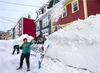 当地时间2020年1月19日，加拿大纽芬兰与拉布拉多省圣约翰市，当地遭遇暴风雪后，居民区道路被积雪围堵，民众自发铲雪清路。编辑/刘元