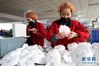1月22日，河北邯郸一口罩生产企业的工人加紧生产口罩。新华社发（胡高雷摄）