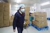 1月23日，在浙江省德清县湖州莫干山高新技术产业开发区一口罩公司生产车间，工作人员在拉运成箱的口罩。新华社发（王正摄）