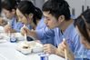 1月24日，武汉大学中南医院重症医学科的主任彭志勇（左）给同事陈少峰分发糖果，作为年夜饭的“加餐”。新华社记者 熊琦 摄