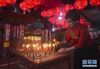 1月24日晚，人们来到印度尼西亚首都雅加达的寺庙中烧香祈福。 为了迎接1月25日的中国农历鼠年新春，全世界不同地区的人们举行了形式多样的庆祝活动。 新华社发（祖卡南摄）