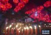 1月24日晚，人们来到印度尼西亚首都雅加达的寺庙中烧香祈福。 为了迎接1月25日的中国农历鼠年新春，全世界不同地区的人们举行了形式多样的庆祝活动。 新华社发（祖卡南摄）