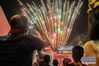 1月25日凌晨，在印度尼西亚棉兰，人们观看焰火庆祝中国农历新年的到来。 为了迎接1月25日的中国农历鼠年新春，全世界不同地区的人们举行了形式多样的庆祝活动。 新华社发 达马尼克/摄 编辑/刘元