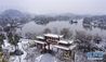 这是1月25日在贵阳市观山湖公园拍摄的雪景（无人机照片）。 当日，贵州省贵阳市迎来降雪天气。 新华社记者 陶亮 摄