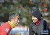 1月20日，在沈阳浑河岸边，张天杨（左）和陈玲进行跑步前的热身准备。跑步是夫妇两人共同的爱好。新华社记者 杨青 摄