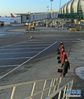 1月20日，在沈阳桃仙机场，张天杨（前）和机组服务人员准备登机。新华社记者 杨青 摄