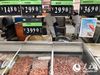 近日，武汉多家超市因蔬菜价格大幅上涨引发关注。26日，记者来到了位于武汉洪山区的某大型仓储超市，走访发现，目前超市内各类货品种类丰富，供应、价格基本恢复正常，前来购物的市民也不少，秩序井然。