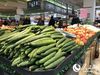 近日，武汉多家超市因蔬菜价格大幅上涨引发关注。26日，记者来到了位于武汉洪山区的某大型仓储超市，走访发现，目前超市内各类货品种类丰富，供应、价格基本恢复正常，前来购物的市民也不少，秩序井然。