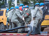 　1月26日，在武汉雷神山医院建设工地，来自武汉供电部门的工人在架设电路。