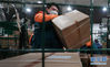 　1月27日，武汉邮区中心局邮件处理中心的职工在卸货分拣援助物资。