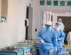 1月28日拍摄的正在忙碌的医护人员。 当日，记者来到武汉协和医院感染性疾病科，用镜头记录下奋战在新型冠状病毒感染的肺炎疫情一线的医护人员。 新华社记者 肖艺九 摄