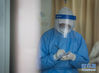 1月28日拍摄的正在忙碌的医护人员。 当日，记者来到武汉协和医院感染性疾病科，用镜头记录下奋战在新型冠状病毒感染的肺炎疫情一线的医护人员。 新华社记者 肖艺九 摄