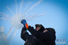 　1月2日，选手在哈尔滨冰雪大世界内制作冰雕。
