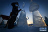 　　1月2日，选手在哈尔滨冰雪大世界内制作冰雕。