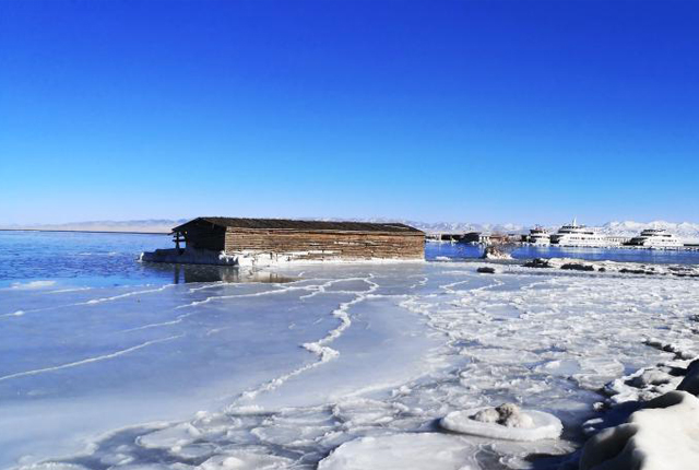 青海湖冰封玉砌 宛如仙境
