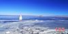 寒冬时节，“高原蓝宝石”青海湖已进入封冻期，只见青海湖水天一色，一片静谧，与夏日常见的湖水、雪山、油菜花勾勒的高原风情迥异。图为青海湖沿岸出现大片湖冰。傅生武 摄