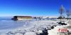 寒冬时节，“高原蓝宝石”青海湖已进入封冻期，只见青海湖水天一色，一片静谧，与夏日常见的湖水、雪山、油菜花勾勒的高原风情迥异。图为青海湖沿岸出现大片湖冰。傅生武 摄