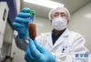 1月29日，工作人员在演示新型冠状病毒mRNA疫苗研发实验过程。 新华社记者丁汀摄