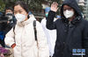 1月28日，在华中科技大学协和医院，被确诊为新型冠状病毒感染的肺炎病例的医护人员治愈后出院。 新华社记者 肖艺九 摄