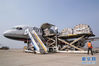 1月28日，一架满载援助物资的货运飞机在武汉天河国际机场卸货。新华社记者 程敏 摄
