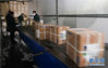 1月27日，武汉邮区中心局邮件处理中心的职工在卸货分拣援助物资。 新华社记者 程敏 摄