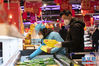 1月27日，武汉市民和外卖代购小哥在一家盒马鲜生店内选购商品。 新华社记者 熊琦 摄
