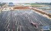 1月26日，在武汉雷神山医院建设工地，大型机械加紧施工（无人机照片）。 新华社记者 肖艺九 摄