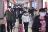 1月30日，北京西站，旅客佩戴口罩出站。来源：中新网 
