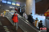 1月30日，北京西站，出站的旅客准备前往地铁站乘车。
