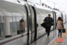 1月30日，旅客在安徽阜阳西站站台上奔跑。