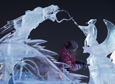 哈尔滨国际冰雕赛：全球巧匠秀技艺 冰雪世界似水晶