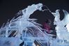 1月3日，冰雕艺术家在第九届中国·哈尔滨国际组合冰雕比赛现场进行夜间创作。当日，在哈尔滨冰雪大世界的第九届中国·哈尔滨国际组合冰雕比赛现场，来自世界各地的冰雕艺术家夜晚秀技，吸引众多游客关注。 新华社发（张涛 摄）
