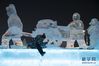1月3日，冰雕艺术家在第九届中国·哈尔滨国际组合冰雕比赛现场进行夜间创作。新华社发（张涛 摄）