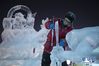 1月3日，冰雕艺术家在第九届中国·哈尔滨国际组合冰雕比赛现场进行夜间创作。 新华社发（张涛 摄）