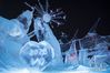 1月3日，冰雕艺术家在第九届中国·哈尔滨国际组合冰雕比赛现场进行夜间创作。新华社发（张涛 摄）