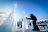 1月3日，参赛选手在哈尔滨冰雪大世界创作冰雕作品。新华社记者 王松 摄