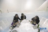 1月5日，游客在冰雪大世界园区品尝冰火锅。新华社发（张涛 摄）