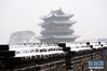 1月5日拍摄的平遥古城迎薰门城楼和城墙。新华社记者 詹彦 摄