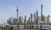 　　1月6日，游人在上海外滩观光。 当日是小寒节气，但上海暖似阳春。据上海中心气象台发布的数据，上海当日最高气温超过20摄氏度。 新华社发（王翔 摄）