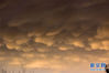 这是1月6日在贵阳上空出现的“乳状云”。 当日傍晚，贵阳上空出现“乳状云”。据了解，乳状云又称“乳状积云”，是指形状与牛乳房相似的云层。 新华社记者 刘续 摄