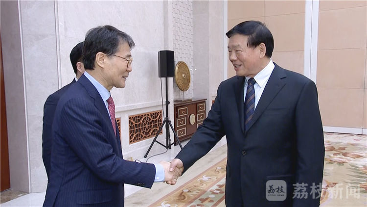 娄勤俭会见韩国驻华大使张夏成 开拓共赢发展的新局面