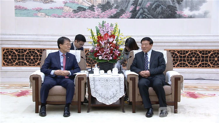 娄勤俭会见韩国驻华大使张夏成 开拓共赢发展的新局面